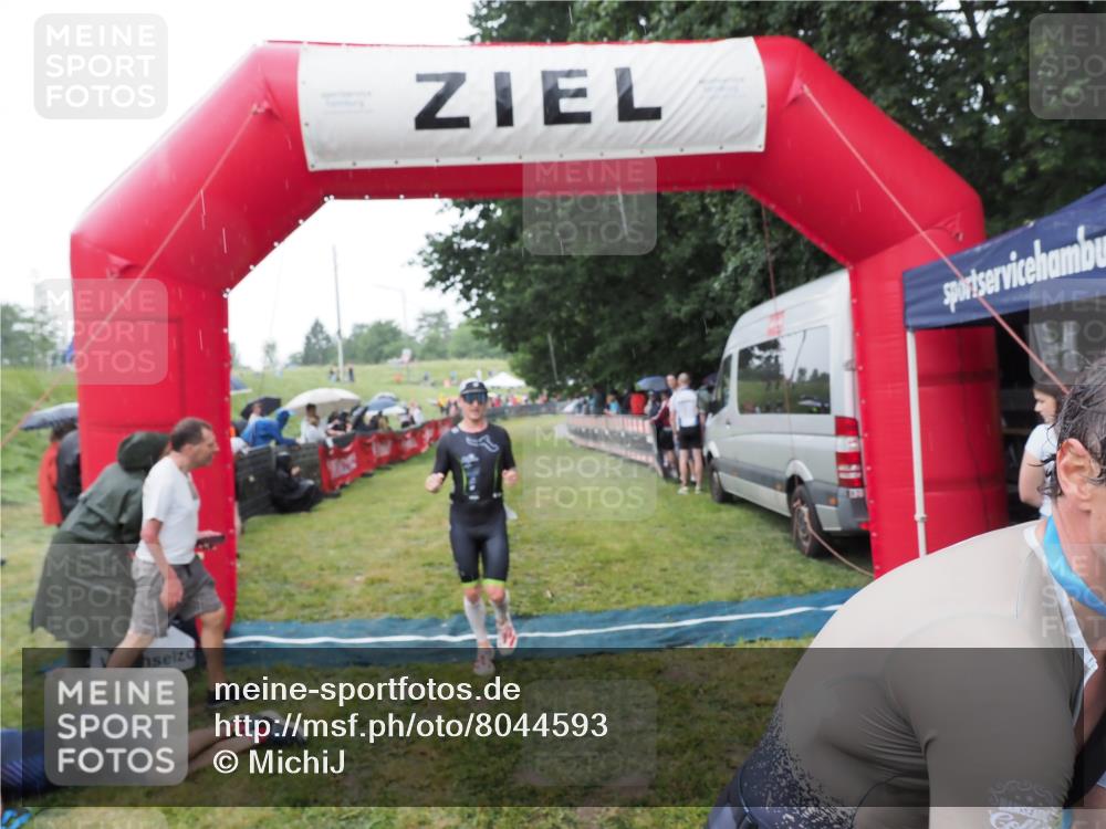 21.06.2025 - 27. Vierlanden-Triathlon MichiJ http://msf.ph/oto/8044593 15.06.2026 13:47:38 Ziel 1118, 1124, 1145 meine-sportfotos.de