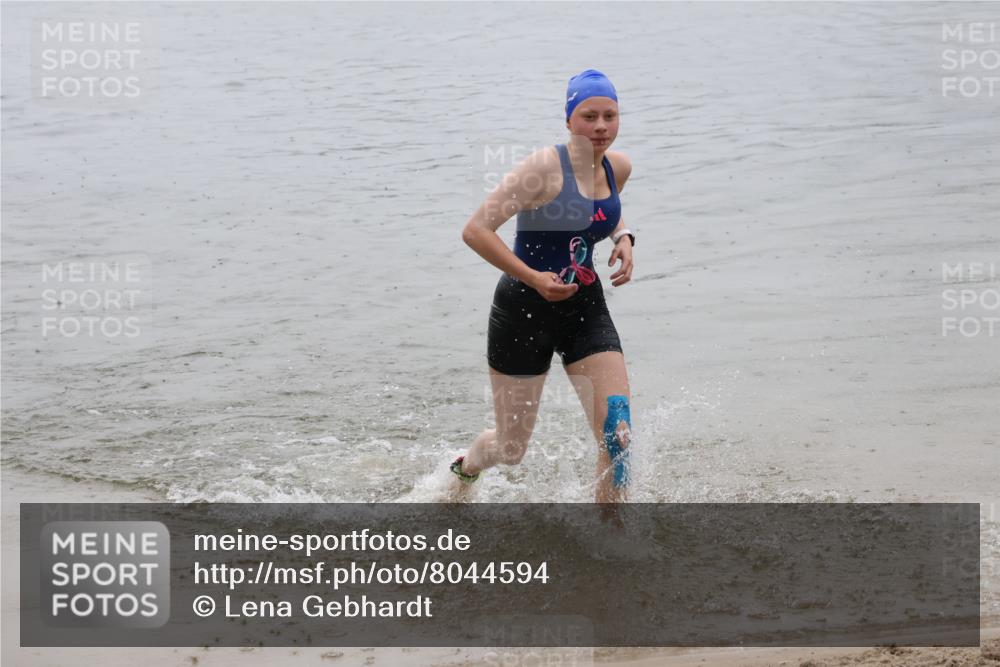 21.06.2025 - 27. Vierlanden-Triathlon Lena Gebhardt http://msf.ph/oto/8044594 15.06.2025 14:40:59 Schwimmen 1321, 1326 meine-sportfotos.de
