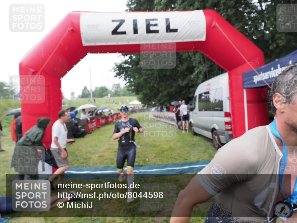 21.06.2025 - 27. Vierlanden-Triathlon MichiJ http://msf.ph/oto/8044598 15.06.2026 13:47:39 Ziel 1118, 1124, 1145 meine-sportfotos.de