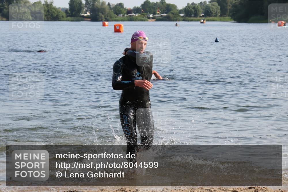 15.06.2025 - 27. Vierlanden-Triathlon Lena Gebhardt http://msf.ph/oto/8044599 15.06.2025 08:36:37 Schwimmen 83 meine-sportfotos.de
