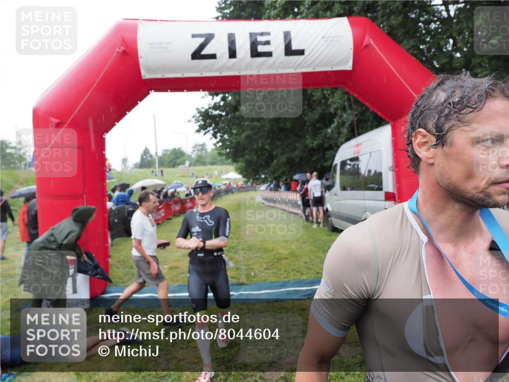 21.06.2025 - 27. Vierlanden-Triathlon MichiJ http://msf.ph/oto/8044604 15.06.2026 13:47:39 Ziel 1118, 1124, 1145 meine-sportfotos.de