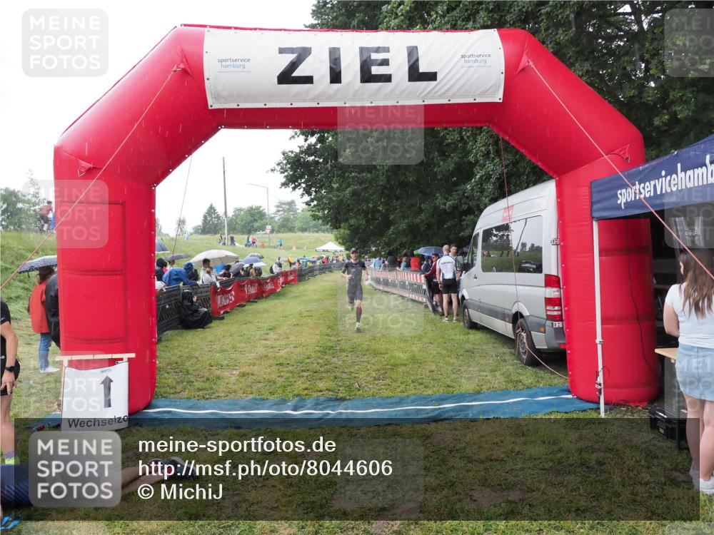 21.06.2025 - 27. Vierlanden-Triathlon MichiJ http://msf.ph/oto/8044606 15.06.2026 13:47:48 Ziel 1153 meine-sportfotos.de