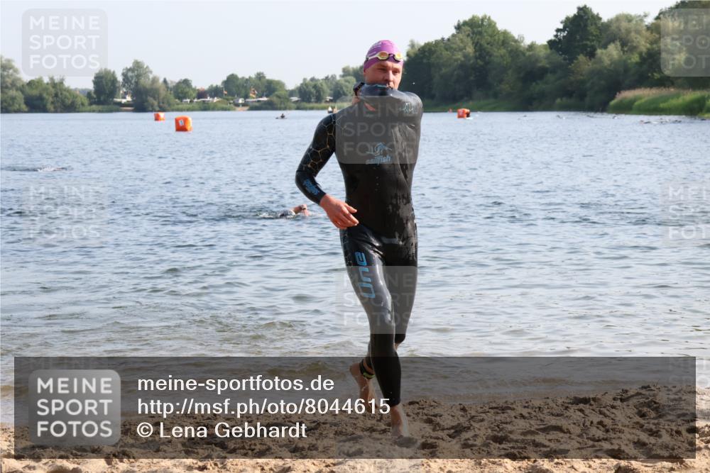 15.06.2025 - 27. Vierlanden-Triathlon Lena Gebhardt http://msf.ph/oto/8044615 15.06.2025 08:36:38 Schwimmen 83 meine-sportfotos.de