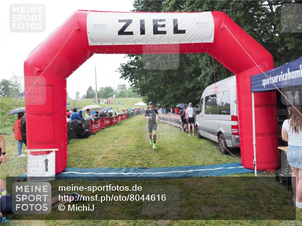 21.06.2025 - 27. Vierlanden-Triathlon MichiJ http://msf.ph/oto/8044616 15.06.2026 13:47:48 Ziel 1153 meine-sportfotos.de