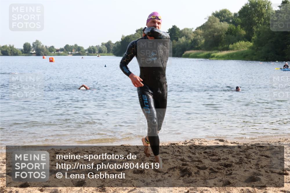 15.06.2025 - 27. Vierlanden-Triathlon Lena Gebhardt http://msf.ph/oto/8044619 15.06.2025 08:36:39 Schwimmen 39, 83 meine-sportfotos.de