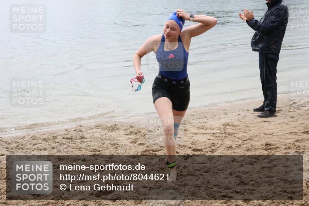 21.06.2025 - 27. Vierlanden-Triathlon Lena Gebhardt http://msf.ph/oto/8044621 15.06.2025 14:41:01 Schwimmen 1321, 1326 meine-sportfotos.de