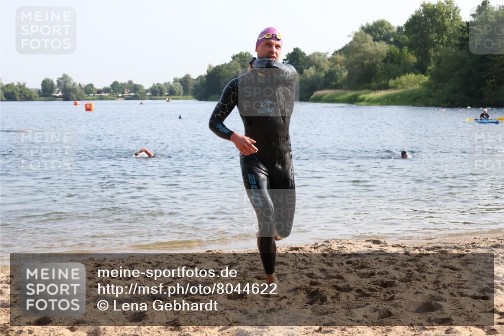 15.06.2025 - 27. Vierlanden-Triathlon Lena Gebhardt http://msf.ph/oto/8044622 15.06.2025 08:36:39 Schwimmen 39, 83 meine-sportfotos.de