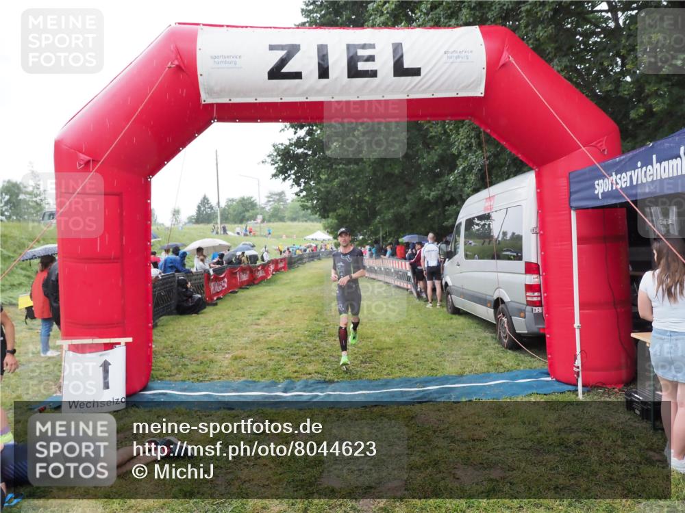 21.06.2025 - 27. Vierlanden-Triathlon MichiJ http://msf.ph/oto/8044623 15.06.2026 13:47:49 Ziel 1153 meine-sportfotos.de