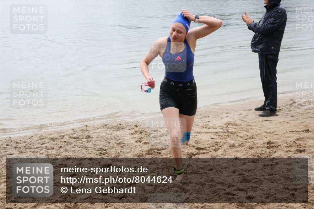 21.06.2025 - 27. Vierlanden-Triathlon Lena Gebhardt http://msf.ph/oto/8044624 15.06.2025 14:41:01 Schwimmen 1321, 1326 meine-sportfotos.de