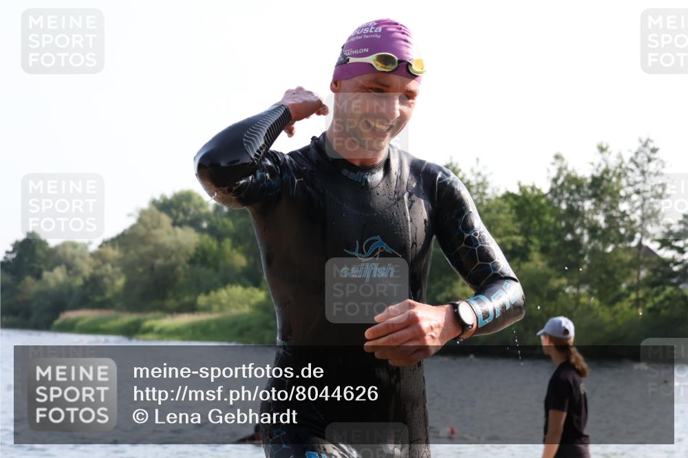 15.06.2025 - 27. Vierlanden-Triathlon Lena Gebhardt http://msf.ph/oto/8044626 15.06.2025 08:36:40 Schwimmen 39, 83 meine-sportfotos.de