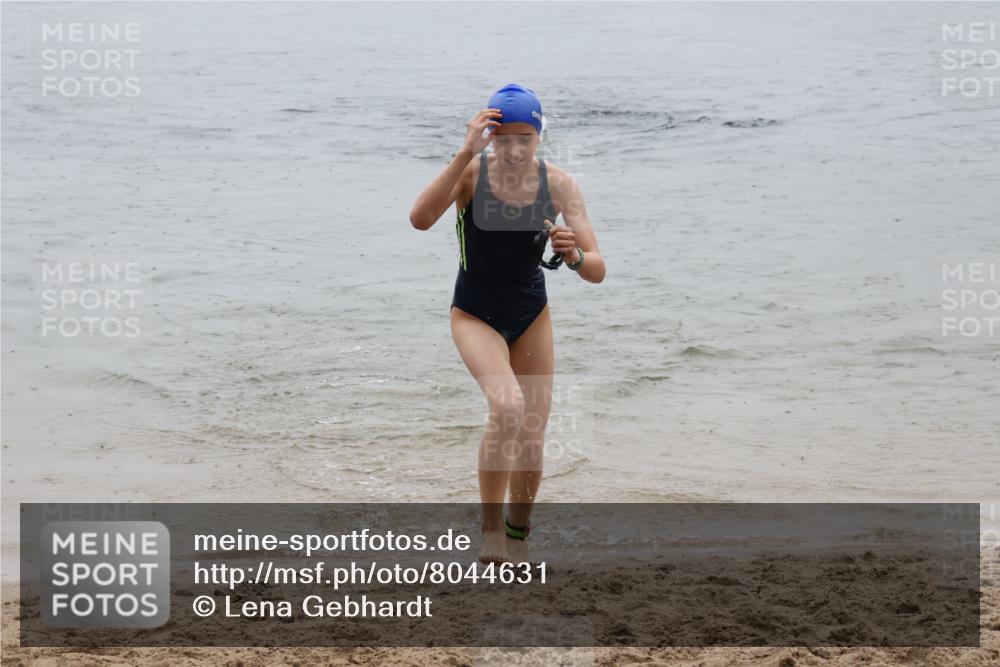 21.06.2025 - 27. Vierlanden-Triathlon Lena Gebhardt http://msf.ph/oto/8044631 15.06.2025 14:41:02 Schwimmen 1321, 1326 meine-sportfotos.de