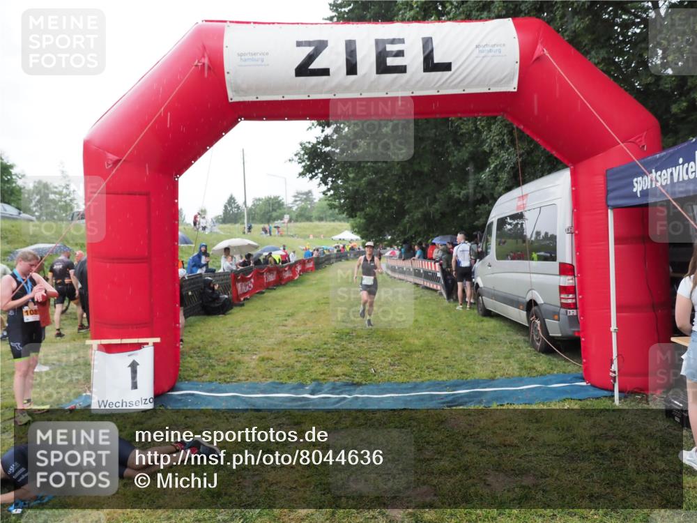 21.06.2025 - 27. Vierlanden-Triathlon MichiJ http://msf.ph/oto/8044636 15.06.2026 13:48:03 Ziel 898 meine-sportfotos.de