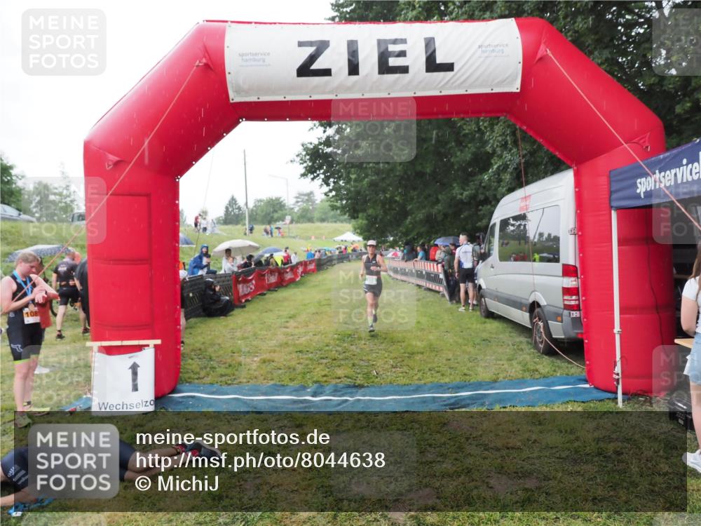 21.06.2025 - 27. Vierlanden-Triathlon MichiJ http://msf.ph/oto/8044638 15.06.2026 13:48:04 Ziel 898 meine-sportfotos.de