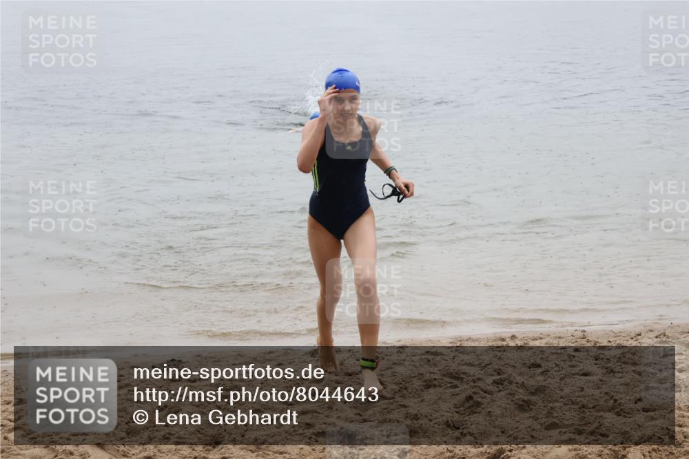 21.06.2025 - 27. Vierlanden-Triathlon Lena Gebhardt http://msf.ph/oto/8044643 15.06.2025 14:41:03 Schwimmen 1321, 1326, 1332 meine-sportfotos.de