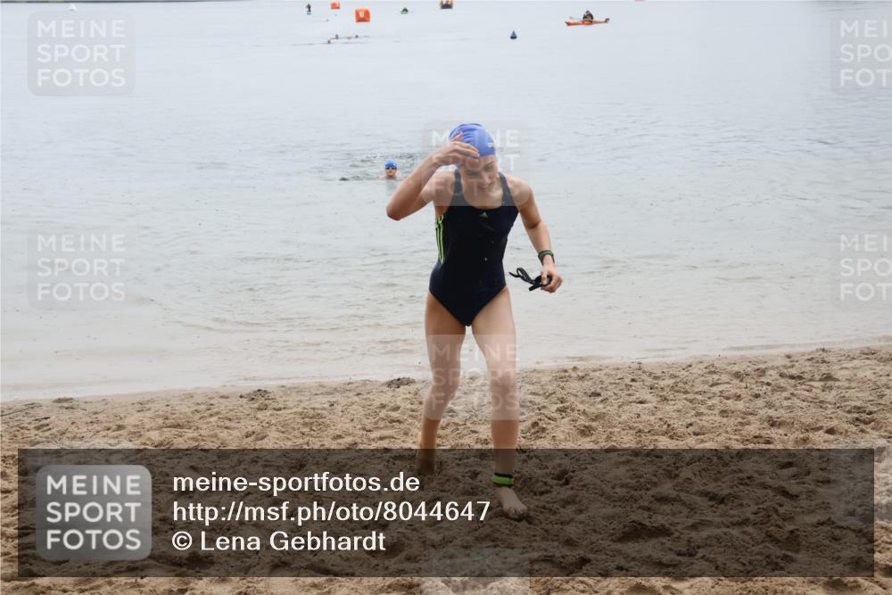 21.06.2025 - 27. Vierlanden-Triathlon Lena Gebhardt http://msf.ph/oto/8044647 15.06.2025 14:41:03 Schwimmen 1321, 1326, 1332 meine-sportfotos.de