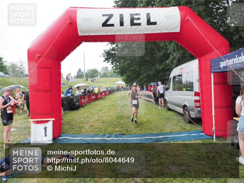 21.06.2025 - 27. Vierlanden-Triathlon MichiJ http://msf.ph/oto/8044649 15.06.2026 13:48:04 Ziel 898 meine-sportfotos.de