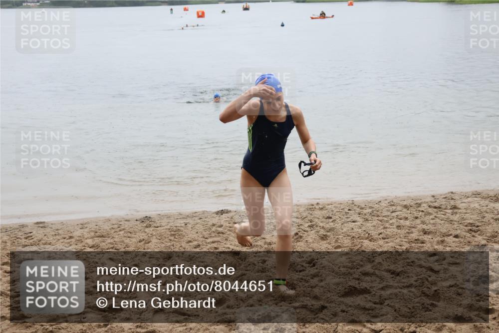 21.06.2025 - 27. Vierlanden-Triathlon Lena Gebhardt http://msf.ph/oto/8044651 15.06.2025 14:41:03 Schwimmen 1321, 1326, 1332 meine-sportfotos.de