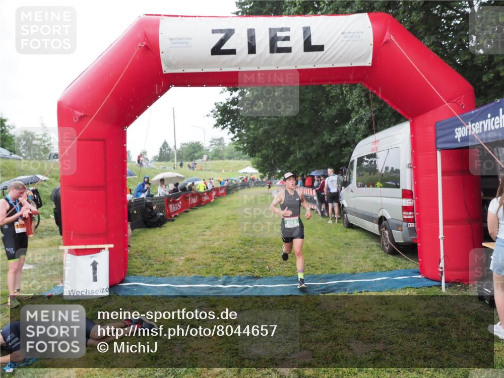 21.06.2025 - 27. Vierlanden-Triathlon MichiJ http://msf.ph/oto/8044657 15.06.2026 13:48:05 Ziel 898 meine-sportfotos.de