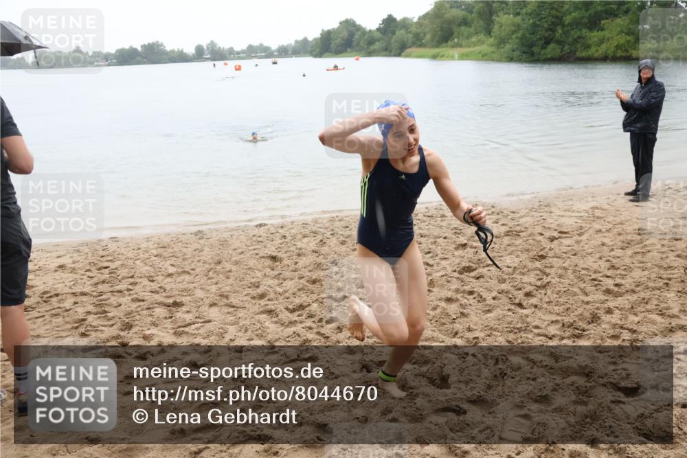 21.06.2025 - 27. Vierlanden-Triathlon Lena Gebhardt http://msf.ph/oto/8044670 15.06.2025 14:41:04 Schwimmen 1321, 1326, 1332 meine-sportfotos.de