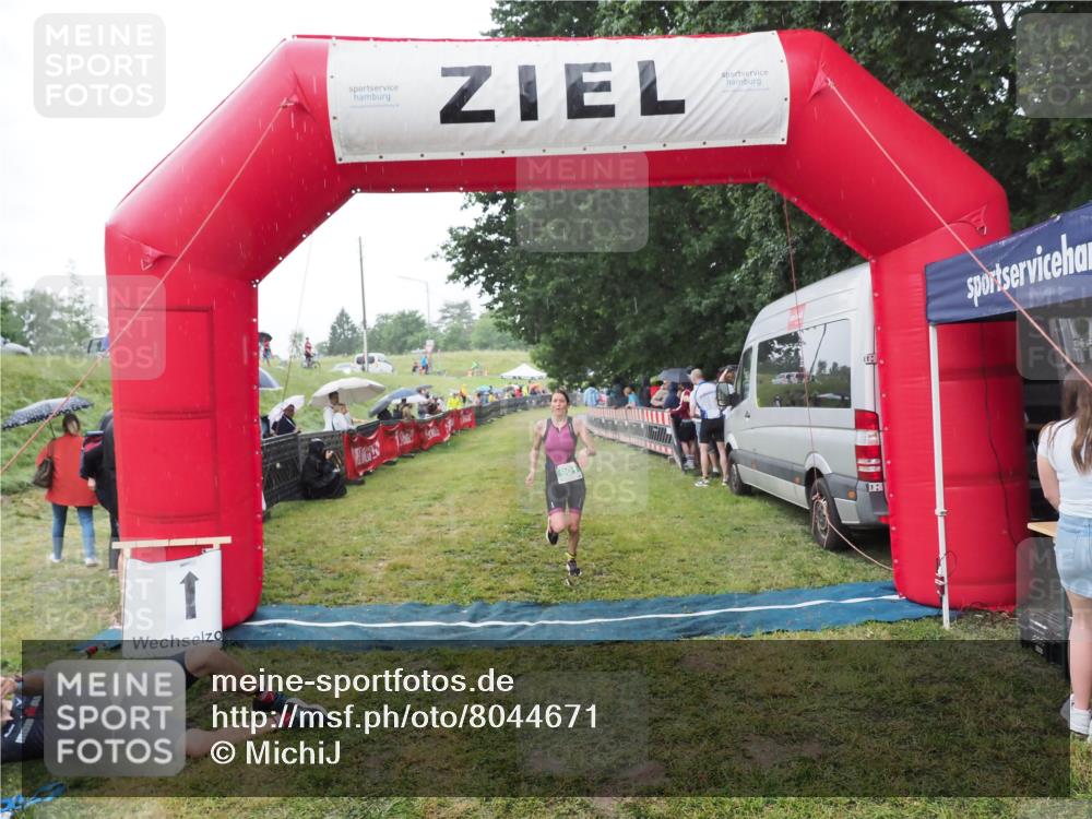 21.06.2025 - 27. Vierlanden-Triathlon MichiJ http://msf.ph/oto/8044671 15.06.2026 13:48:28 Ziel 901 meine-sportfotos.de