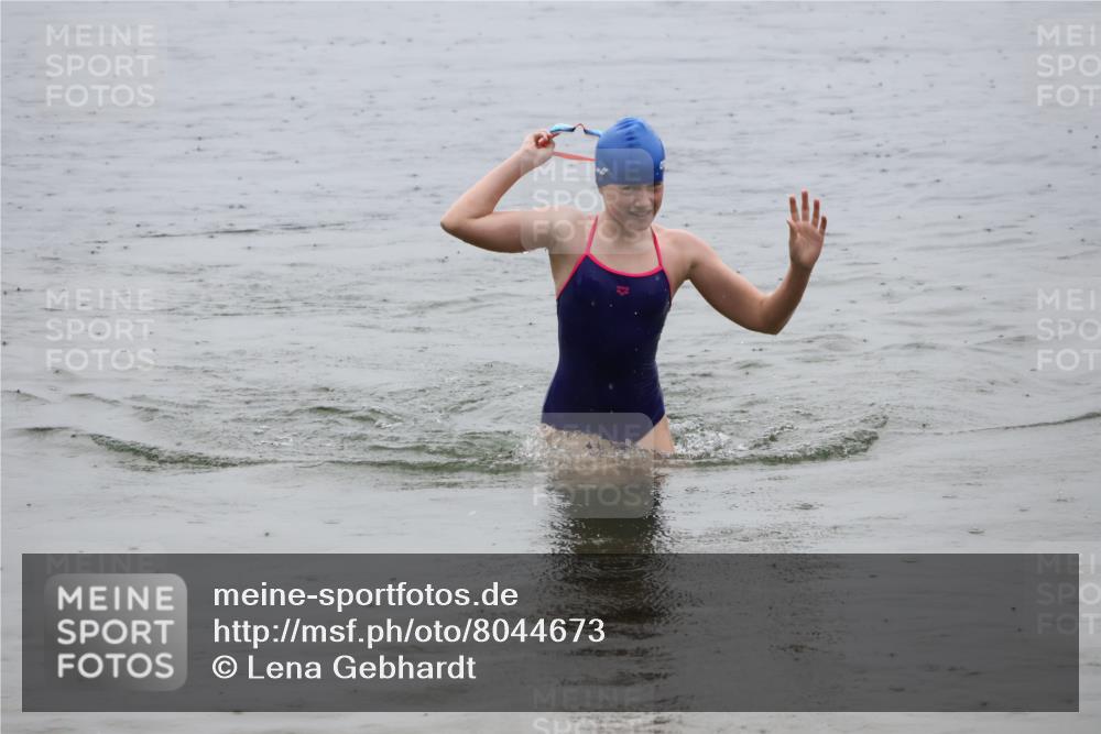 21.06.2025 - 27. Vierlanden-Triathlon Lena Gebhardt http://msf.ph/oto/8044673 15.06.2025 14:41:09 Schwimmen 1321, 1326, 1332 meine-sportfotos.de