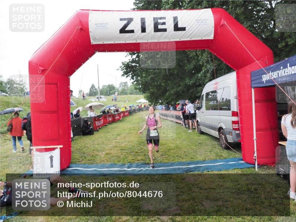 21.06.2025 - 27. Vierlanden-Triathlon MichiJ http://msf.ph/oto/8044676 15.06.2026 13:48:28 Ziel 901 meine-sportfotos.de