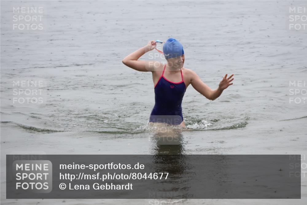 21.06.2025 - 27. Vierlanden-Triathlon Lena Gebhardt http://msf.ph/oto/8044677 15.06.2025 14:41:09 Schwimmen 1321, 1326, 1332 meine-sportfotos.de