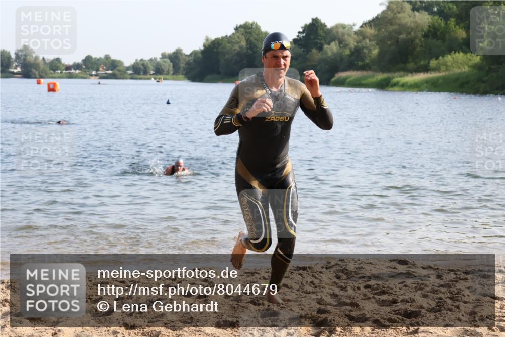 15.06.2025 - 27. Vierlanden-Triathlon Lena Gebhardt http://msf.ph/oto/8044679 15.06.2025 08:36:49 Schwimmen 39, 69, 83 meine-sportfotos.de