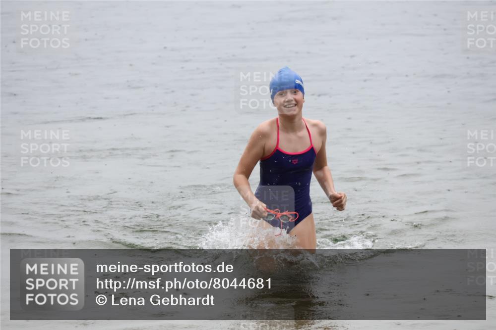 21.06.2025 - 27. Vierlanden-Triathlon Lena Gebhardt http://msf.ph/oto/8044681 15.06.2025 14:41:10 Schwimmen 1321, 1326, 1332 meine-sportfotos.de