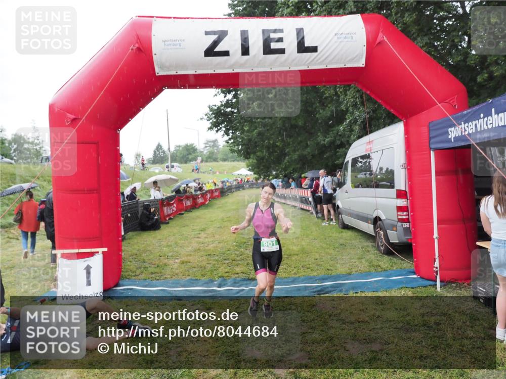 21.06.2025 - 27. Vierlanden-Triathlon MichiJ http://msf.ph/oto/8044684 15.06.2026 13:48:29 Ziel 901 meine-sportfotos.de