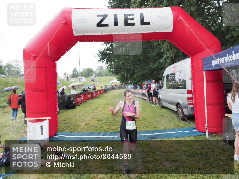 21.06.2025 - 27. Vierlanden-Triathlon MichiJ http://msf.ph/oto/8044689 15.06.2026 13:48:29 Ziel 901 meine-sportfotos.de