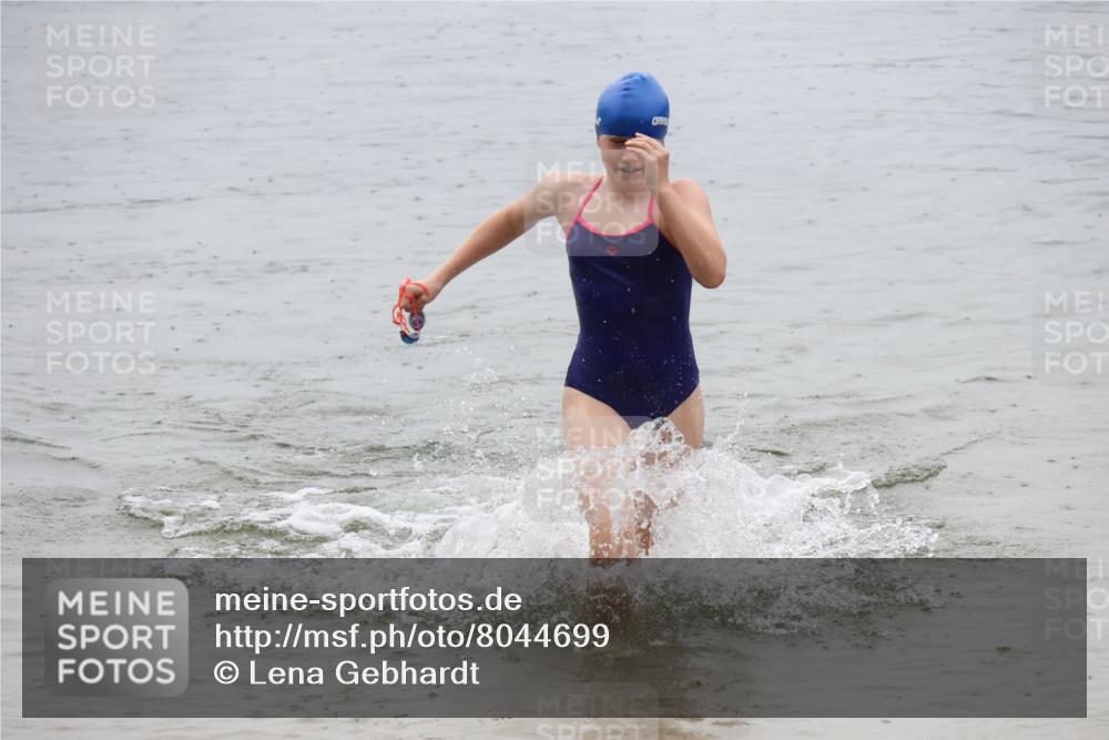 21.06.2025 - 27. Vierlanden-Triathlon Lena Gebhardt http://msf.ph/oto/8044699 15.06.2025 14:41:11 Schwimmen 1326, 1332 meine-sportfotos.de