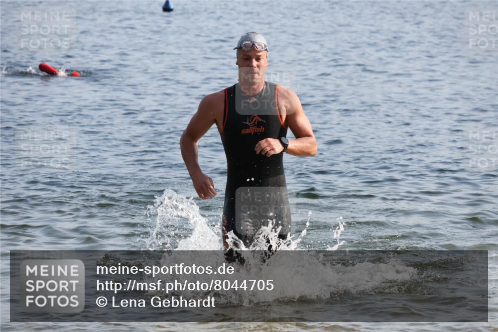 15.06.2025 - 27. Vierlanden-Triathlon Lena Gebhardt http://msf.ph/oto/8044705 15.06.2025 08:36:55 Schwimmen 39, 69 meine-sportfotos.de