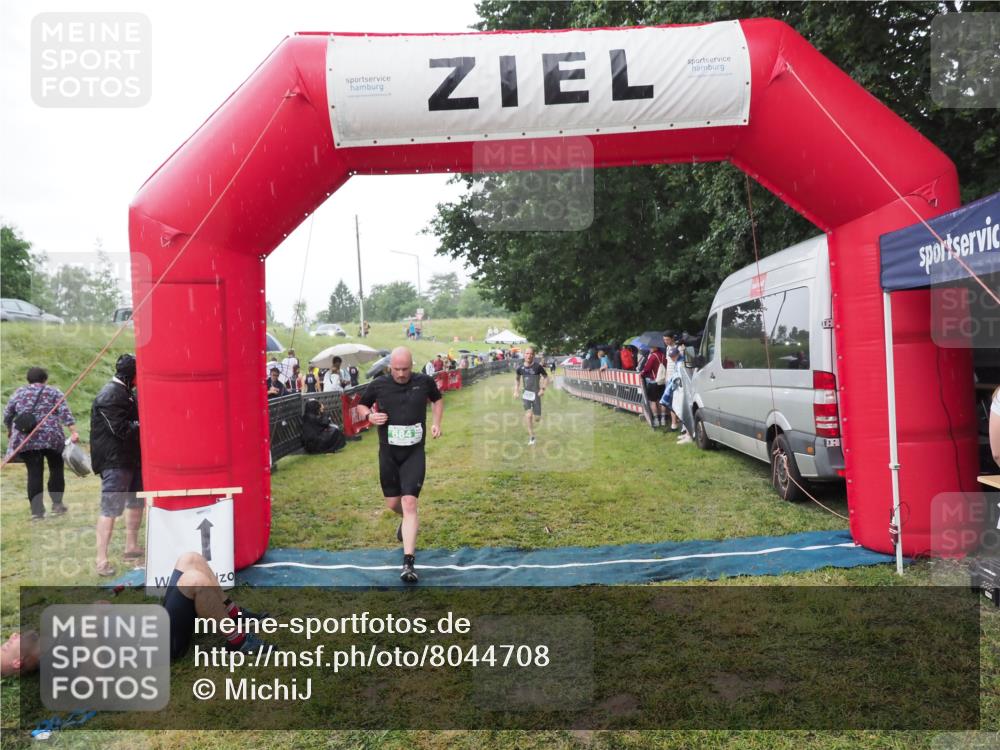 21.06.2025 - 27. Vierlanden-Triathlon MichiJ http://msf.ph/oto/8044708 15.06.2026 13:48:48 Ziel 684, 1149 meine-sportfotos.de