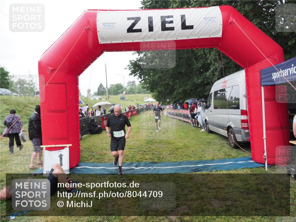 21.06.2025 - 27. Vierlanden-Triathlon MichiJ http://msf.ph/oto/8044709 15.06.2026 13:48:48 Ziel 684, 1149 meine-sportfotos.de