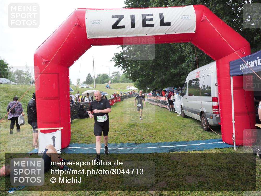 21.06.2025 - 27. Vierlanden-Triathlon MichiJ http://msf.ph/oto/8044713 15.06.2026 13:48:48 Ziel 684, 1149 meine-sportfotos.de