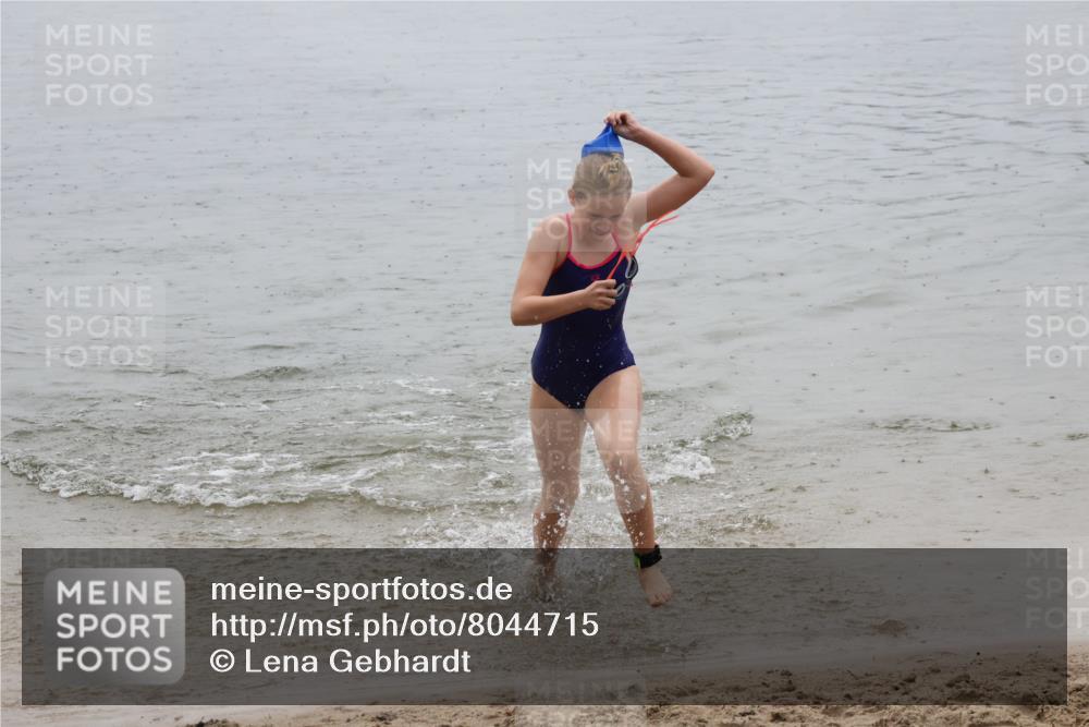 21.06.2025 - 27. Vierlanden-Triathlon Lena Gebhardt http://msf.ph/oto/8044715 15.06.2025 14:41:12 Schwimmen 1326, 1332 meine-sportfotos.de