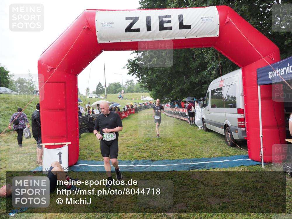 21.06.2025 - 27. Vierlanden-Triathlon MichiJ http://msf.ph/oto/8044718 15.06.2026 13:48:48 Ziel 684, 1149 meine-sportfotos.de