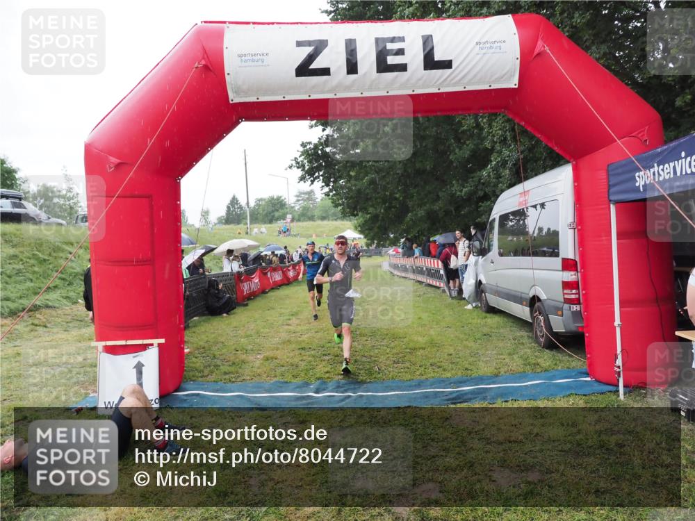 21.06.2025 - 27. Vierlanden-Triathlon MichiJ http://msf.ph/oto/8044722 15.06.2026 13:49:05 Ziel 792, 1148 meine-sportfotos.de
