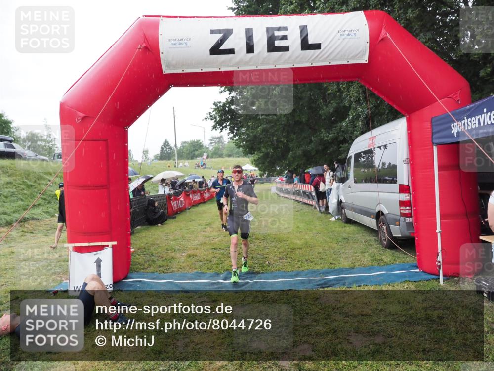 21.06.2025 - 27. Vierlanden-Triathlon MichiJ http://msf.ph/oto/8044726 15.06.2026 13:49:05 Ziel 792, 1148 meine-sportfotos.de