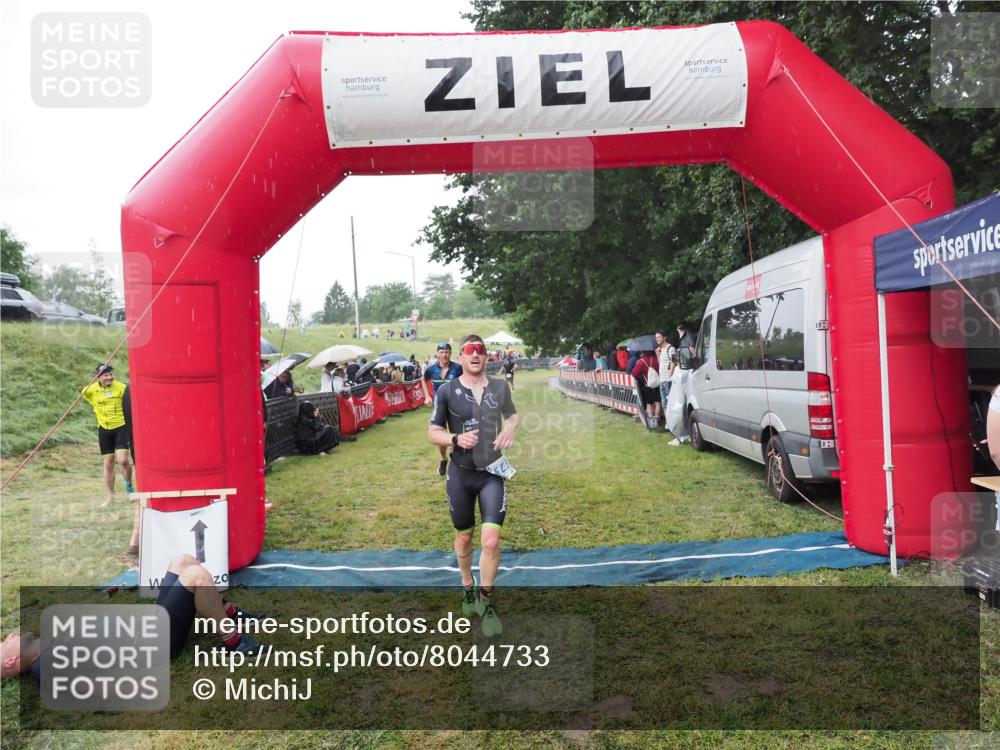 21.06.2025 - 27. Vierlanden-Triathlon MichiJ http://msf.ph/oto/8044733 15.06.2026 13:49:06 Ziel 792, 1148 meine-sportfotos.de