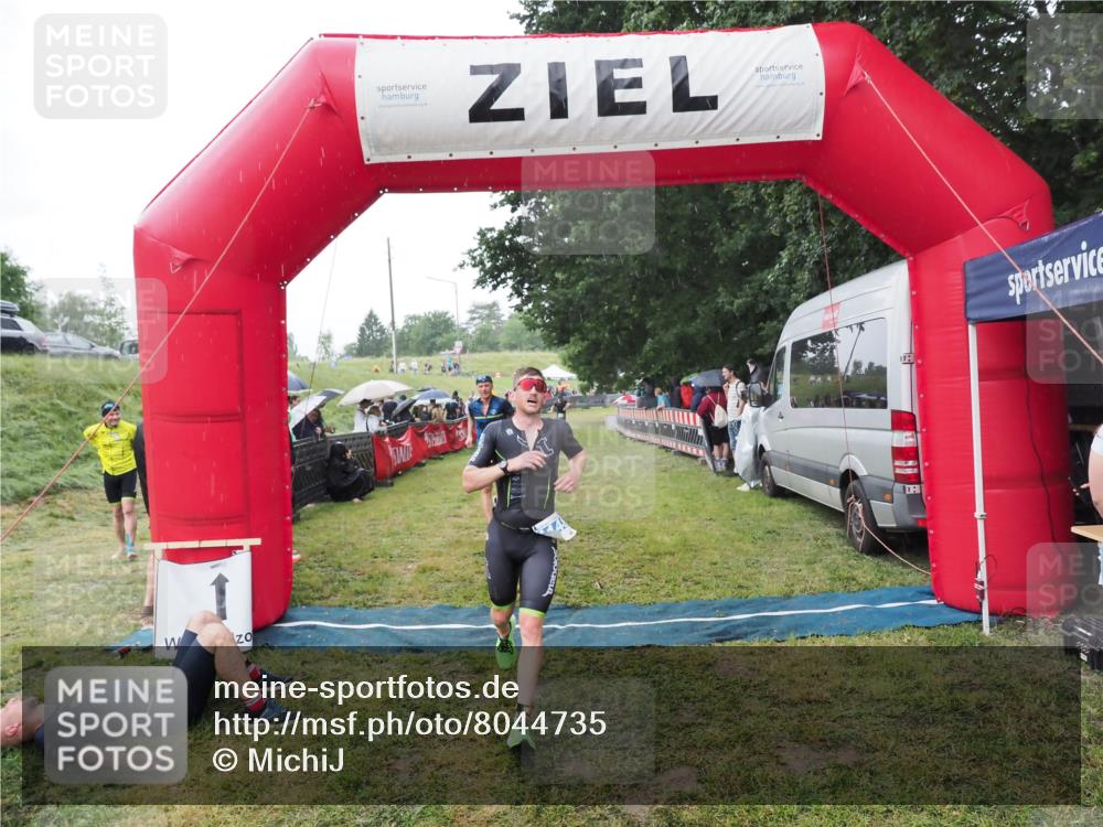 21.06.2025 - 27. Vierlanden-Triathlon MichiJ http://msf.ph/oto/8044735 15.06.2026 13:49:06 Ziel 792, 1148 meine-sportfotos.de