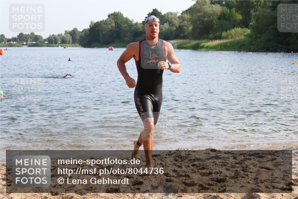 15.06.2025 - 27. Vierlanden-Triathlon Lena Gebhardt http://msf.ph/oto/8044736 15.06.2025 08:36:57 Schwimmen 39, 69 meine-sportfotos.de