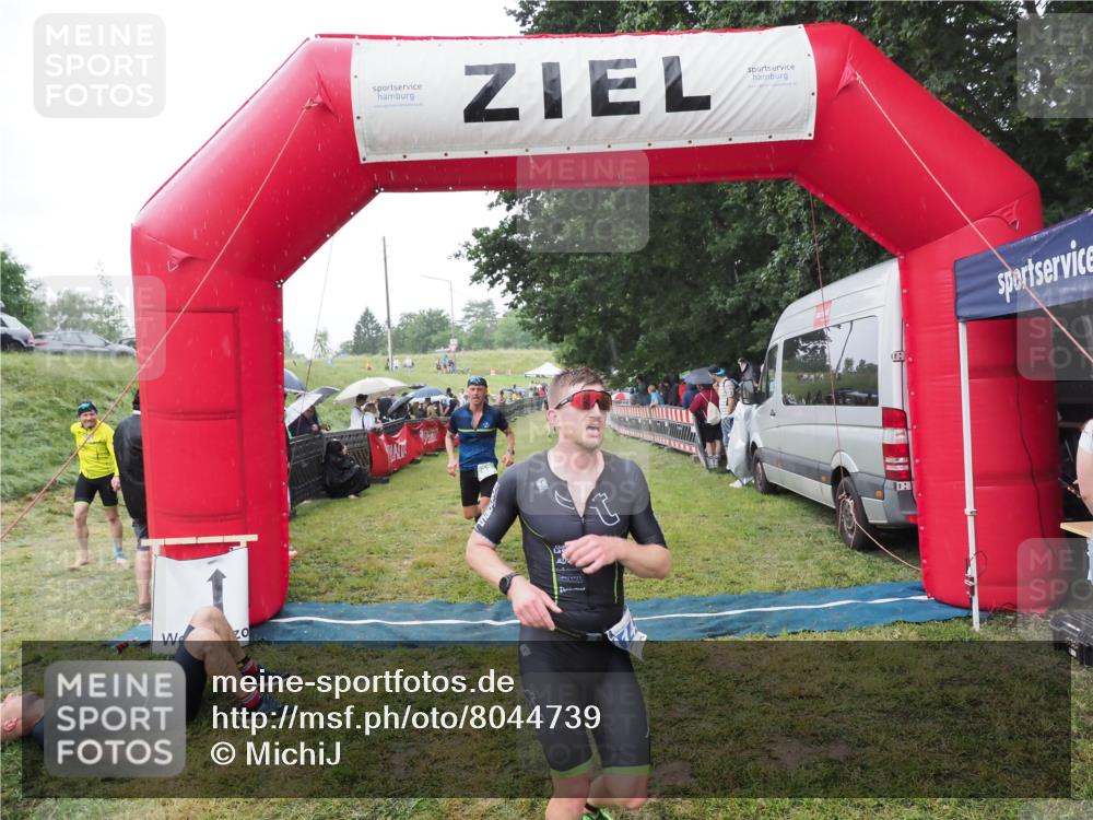 21.06.2025 - 27. Vierlanden-Triathlon MichiJ http://msf.ph/oto/8044739 15.06.2026 13:49:06 Ziel 792, 1148 meine-sportfotos.de