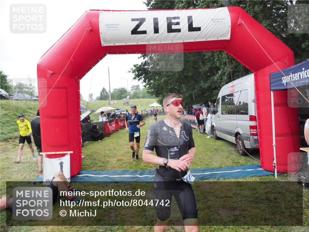 21.06.2025 - 27. Vierlanden-Triathlon MichiJ http://msf.ph/oto/8044742 15.06.2026 13:49:06 Ziel 792, 1148 meine-sportfotos.de