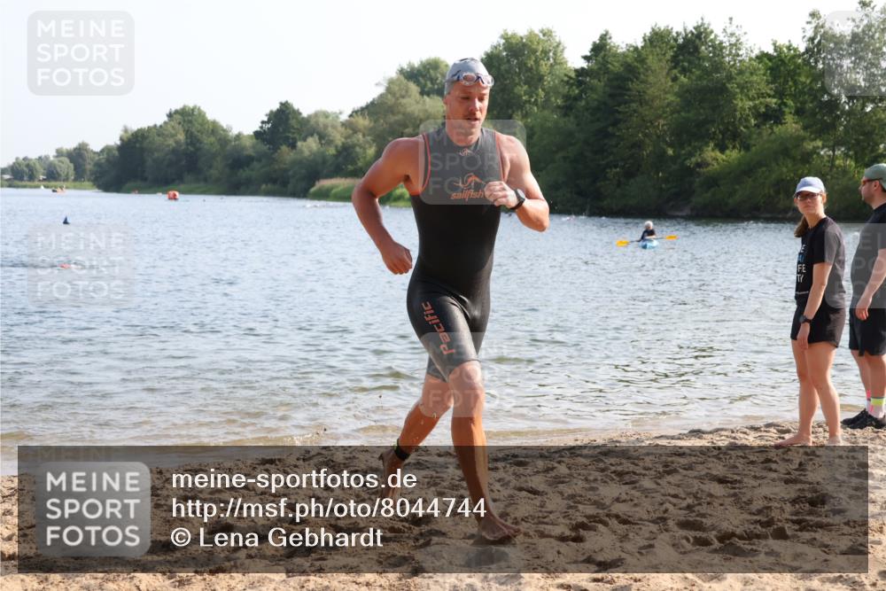 15.06.2025 - 27. Vierlanden-Triathlon Lena Gebhardt http://msf.ph/oto/8044744 15.06.2025 08:36:58 Schwimmen 39, 69 meine-sportfotos.de