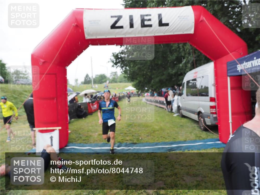 21.06.2025 - 27. Vierlanden-Triathlon MichiJ http://msf.ph/oto/8044748 15.06.2026 13:49:07 Ziel 792, 1148 meine-sportfotos.de