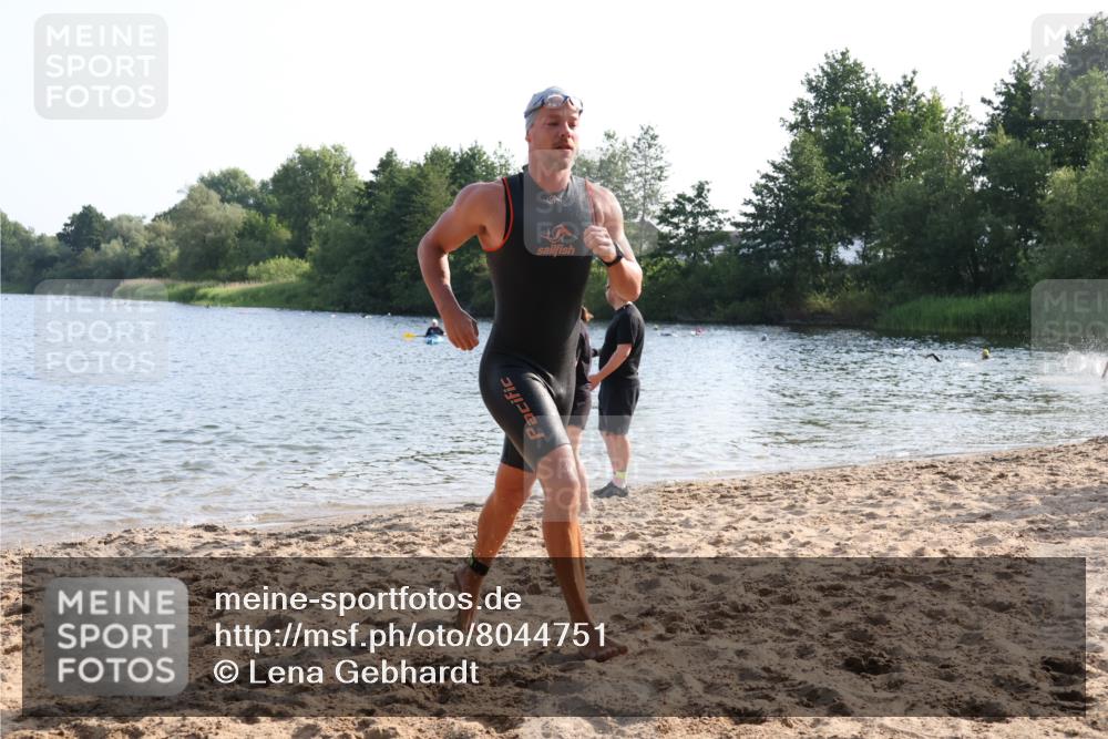 15.06.2025 - 27. Vierlanden-Triathlon Lena Gebhardt http://msf.ph/oto/8044751 15.06.2025 08:36:59 Schwimmen 39, 69 meine-sportfotos.de