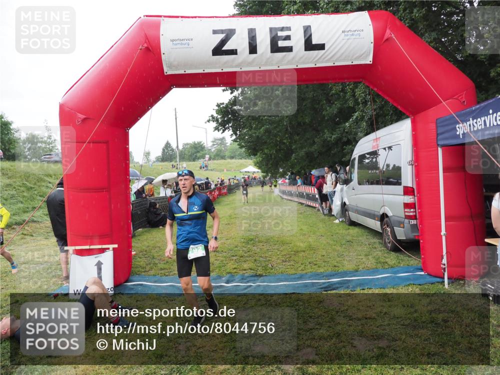 21.06.2025 - 27. Vierlanden-Triathlon MichiJ http://msf.ph/oto/8044756 15.06.2026 13:49:08 Ziel 792, 1148 meine-sportfotos.de