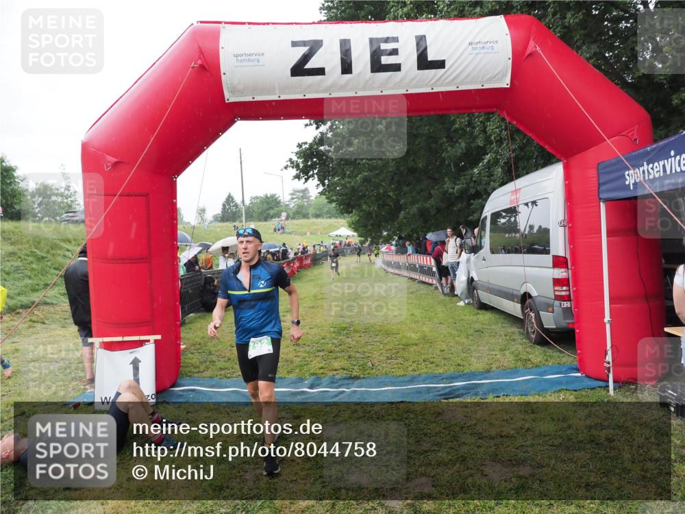21.06.2025 - 27. Vierlanden-Triathlon MichiJ http://msf.ph/oto/8044758 15.06.2026 13:49:08 Ziel 792, 1148 meine-sportfotos.de